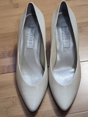 Partners Mervyns White Leather Pointed Toe Pump Heels 3" W-Spinner Women 7M